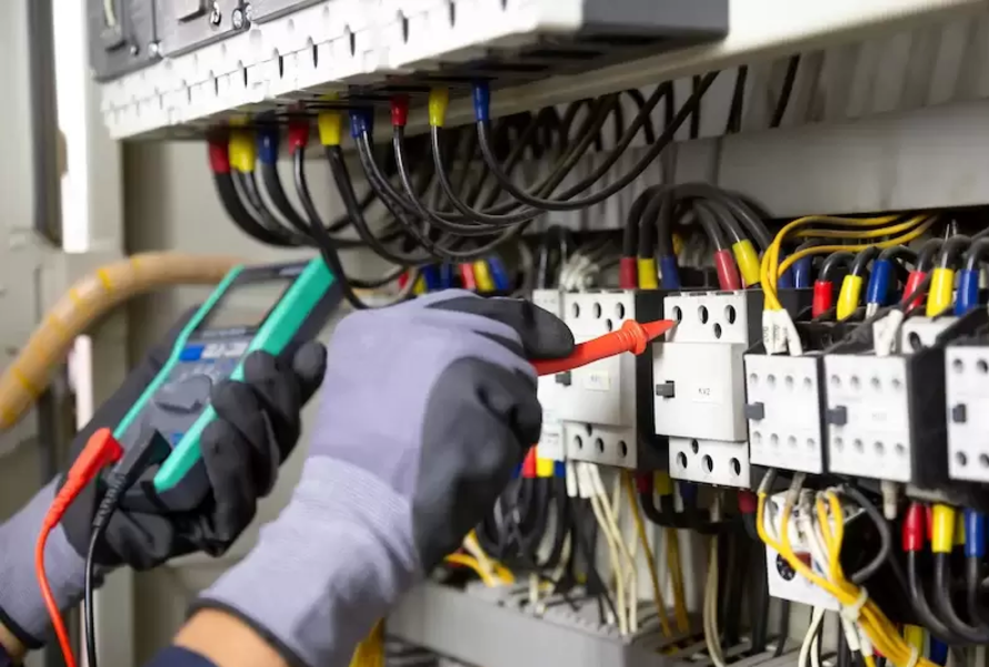 De ce ar trebui sa alegi un electrician autorizat