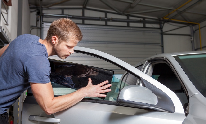 Semne ca ai nevoie de o noua folie auto pentru masina ta